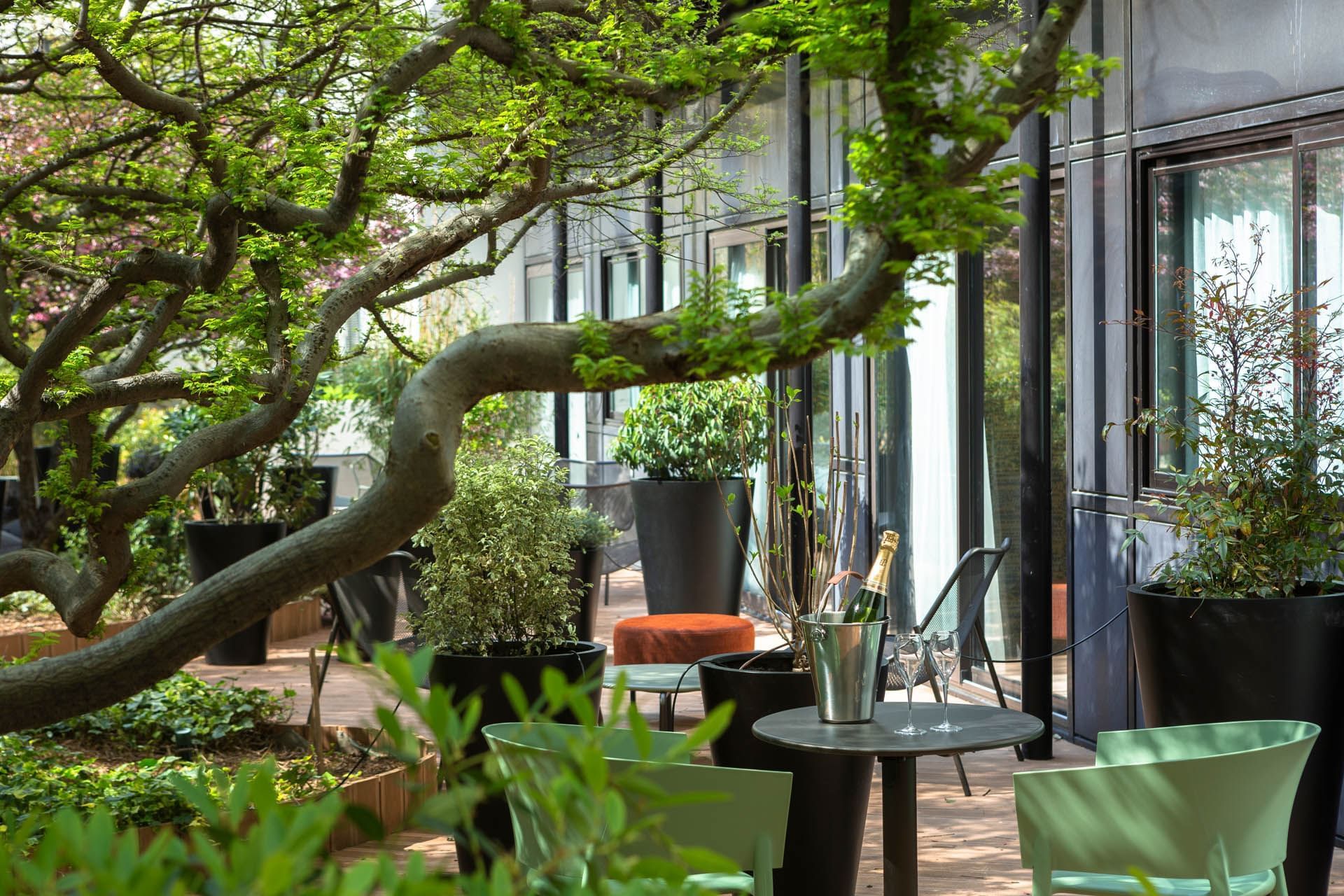 Espace de restauration et salon en plein air à Oceania Paris Vue Jardin