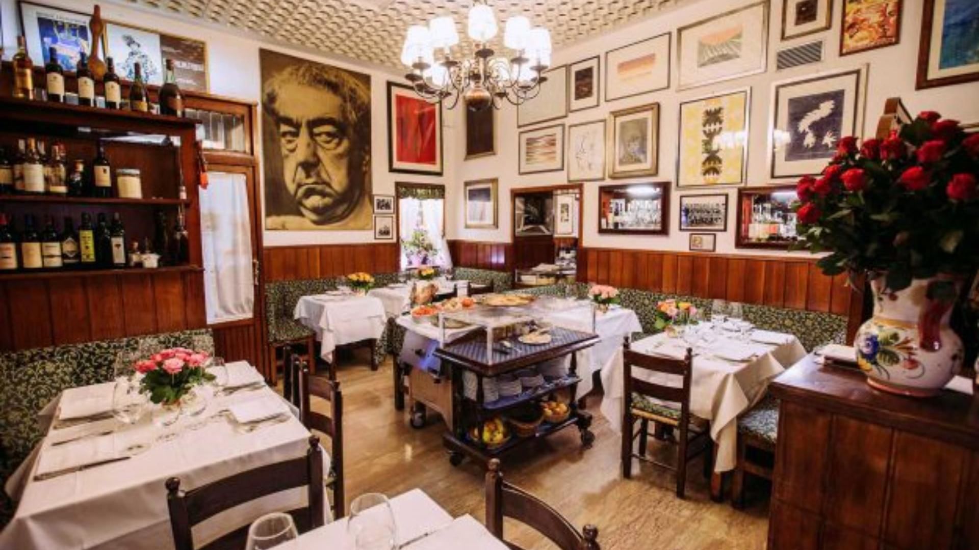 Dining table arrangements in Trattoria al Moro restaurant near Rome Luxury Suites