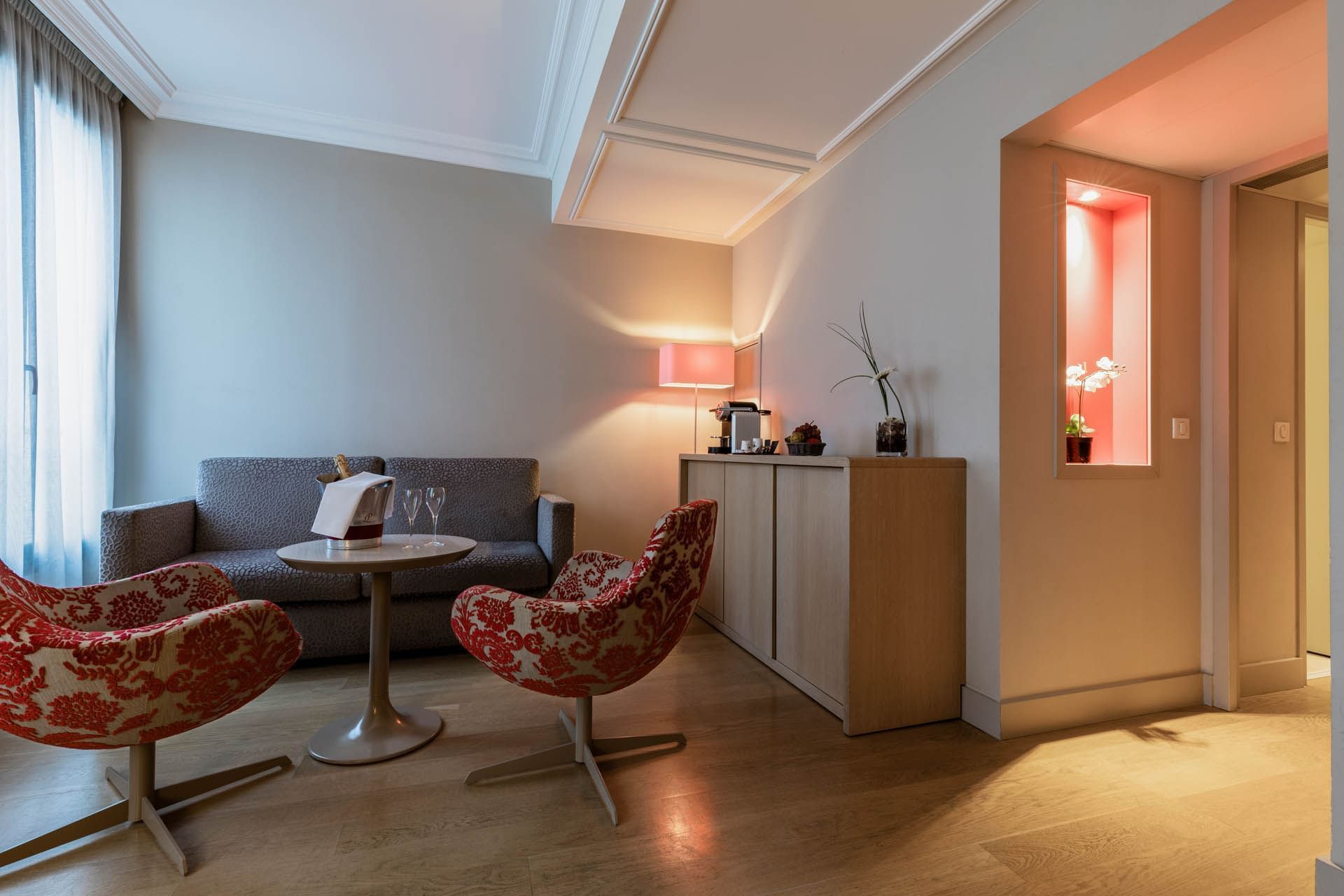 Coin salon avec canapé dans une Suite à l'Oceania L'Univers Tours