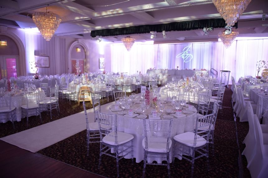 Event hall with wedding arrangements at Carriage House Hotel