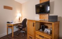 Coast Hillcrest Hotel - TV & Desk