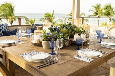 A Floral table decoration in Las Brisas at Isla Verde Weddings