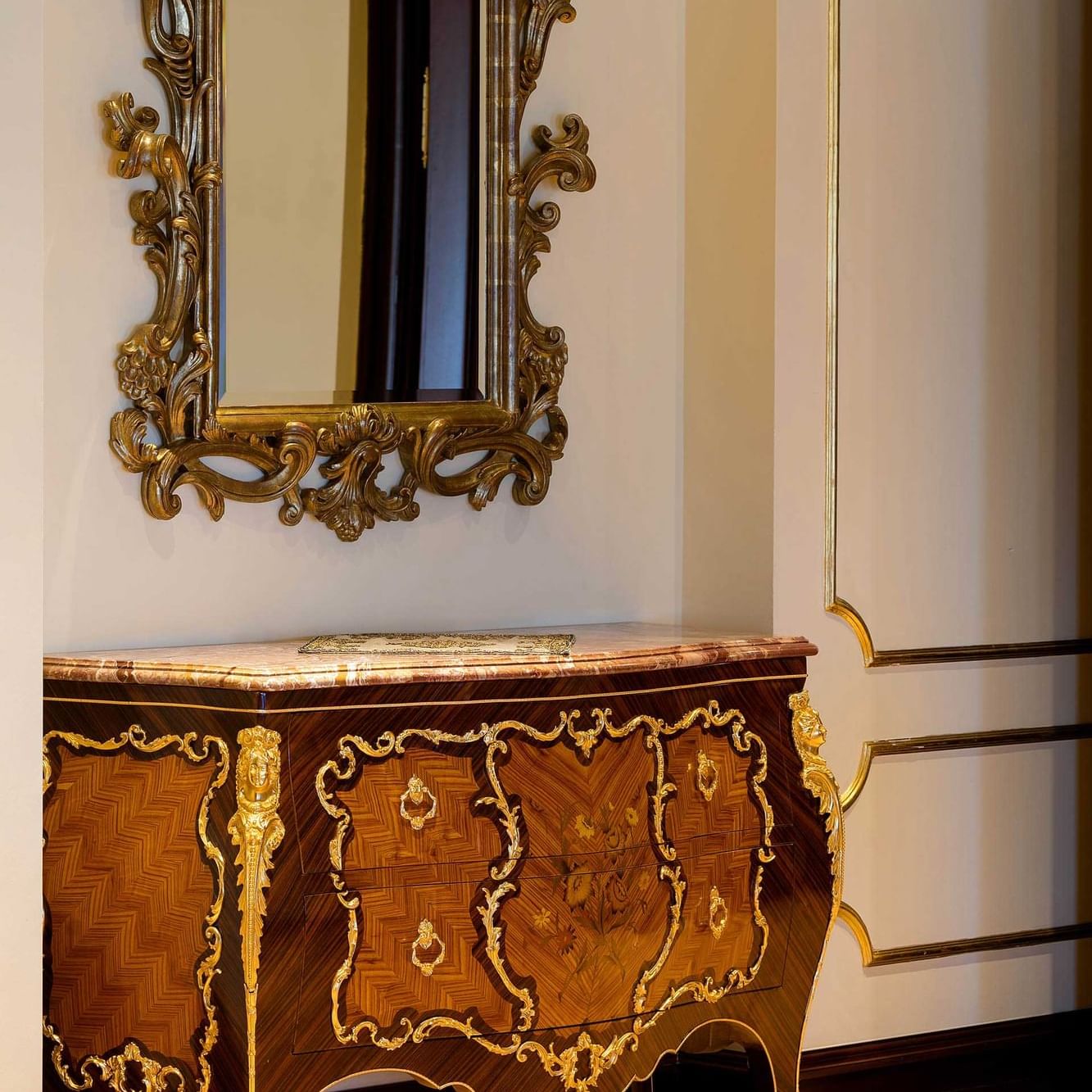 Titanic Mardan Palace'daki King Süitte vintage ayna ve ahşap masa dekoru