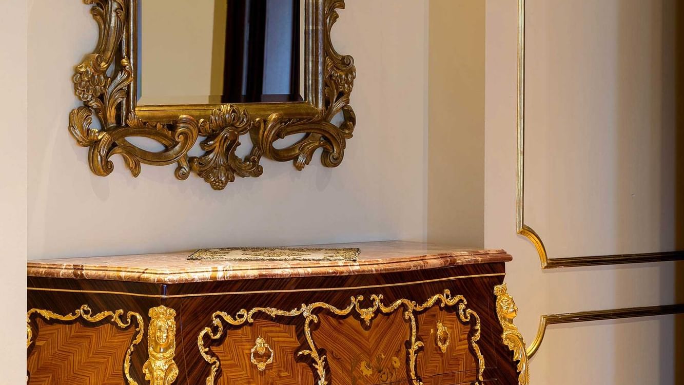 Titanic Mardan Palace'daki King Süitte vintage ayna ve ahşap masa dekoru