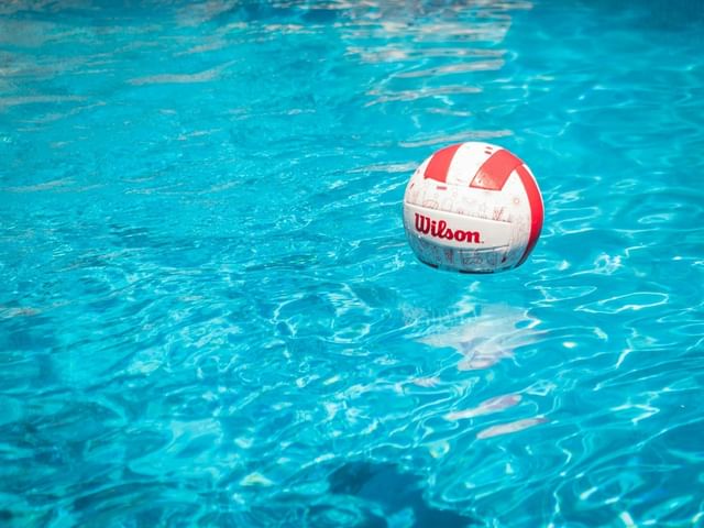 Un balón de voleibol flotando en la piscina al aire libre de Las Casitas Village.