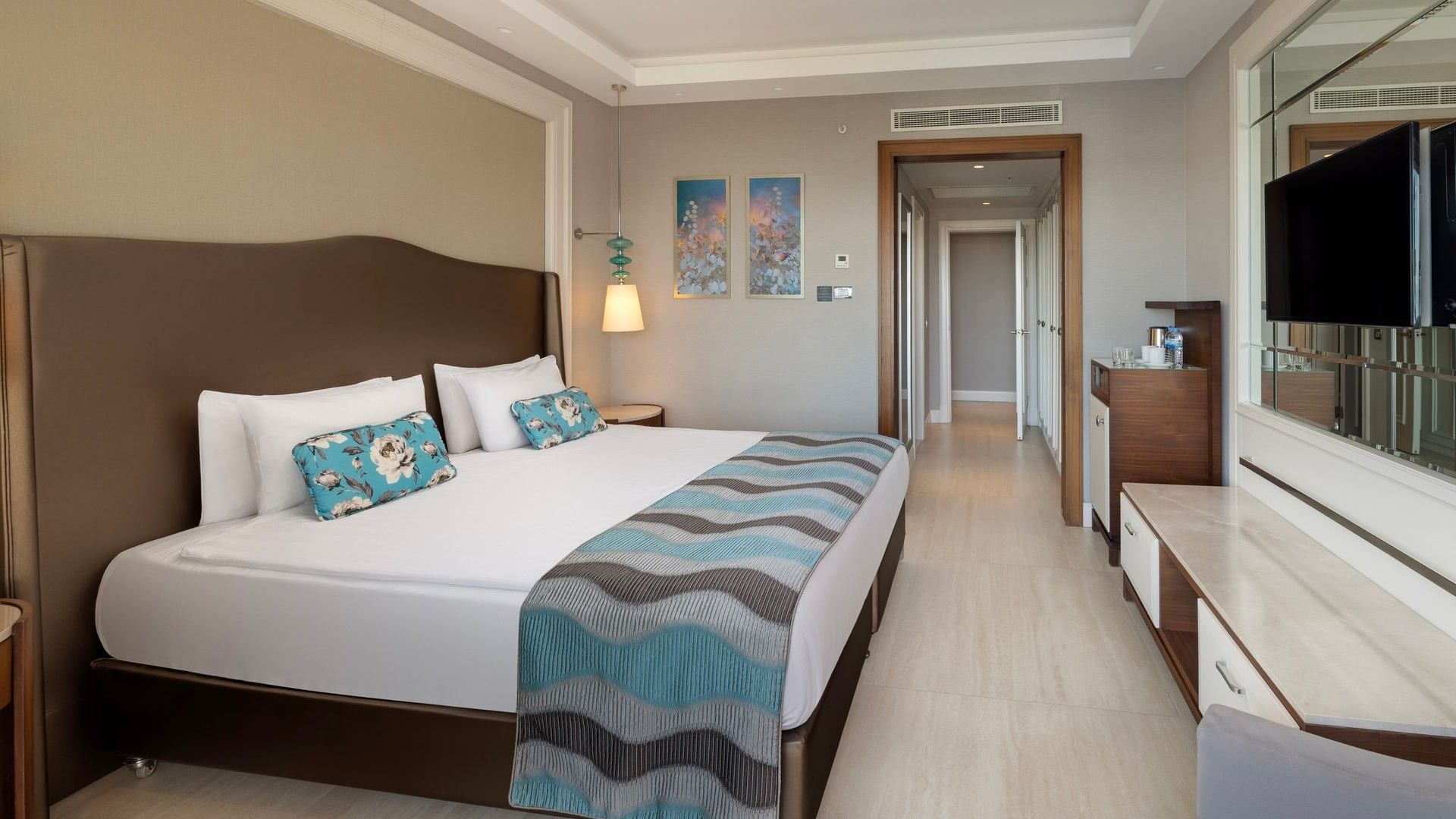 Çift kişilik yatak, modern mobilyalar ve düz ekran TV içeren Major Suite odası, Titanic Deluxe Golf Belek'te.