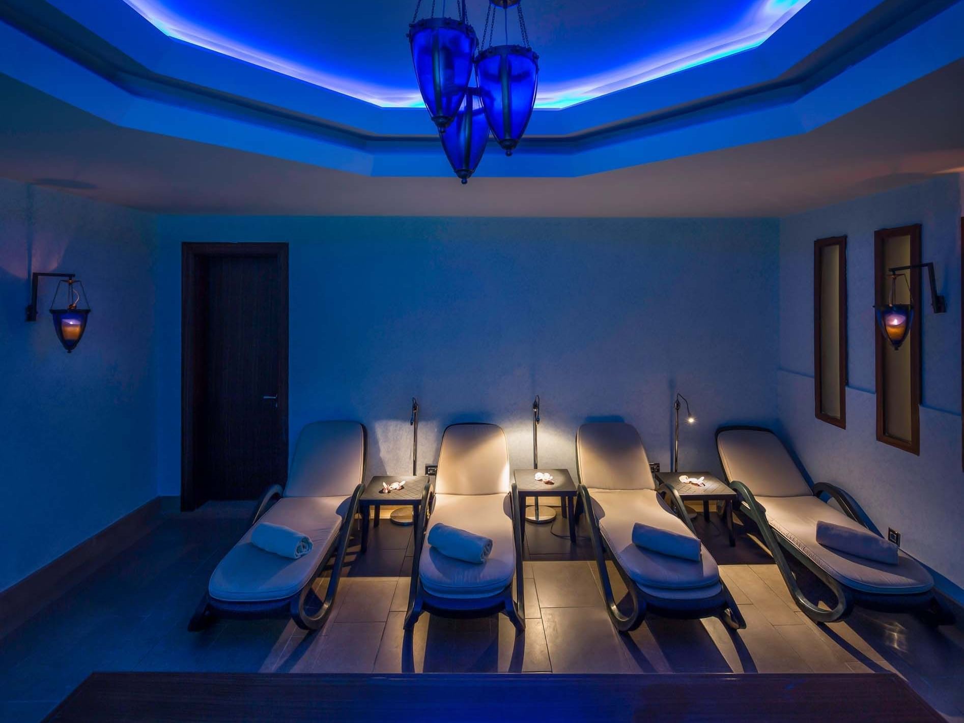 Titanic Port Bakırköy’deki BeFine Spa’da, huzur veren mavi ışıklar ve birden fazla yatarlı koltuk ile İstanbul’un merkezinde sakinliğin tadını çıkarın.