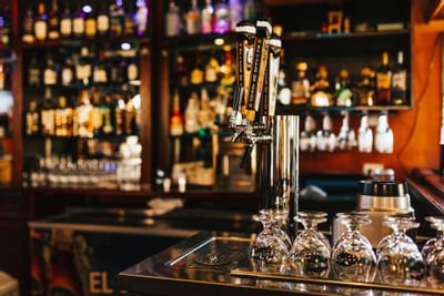 Un grifo de cerveza con vasos en O'Pedros Pub en el Hotel Los Mandarinos