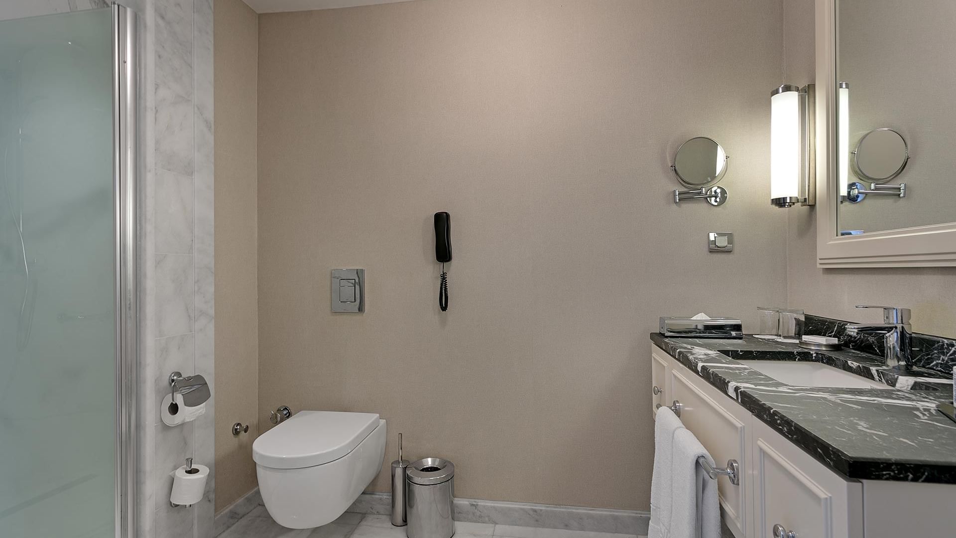 Titanic Deluxe Golf Belek’te Standart Oda banyosu: Makyaj masası ve aynayla donatılmış.