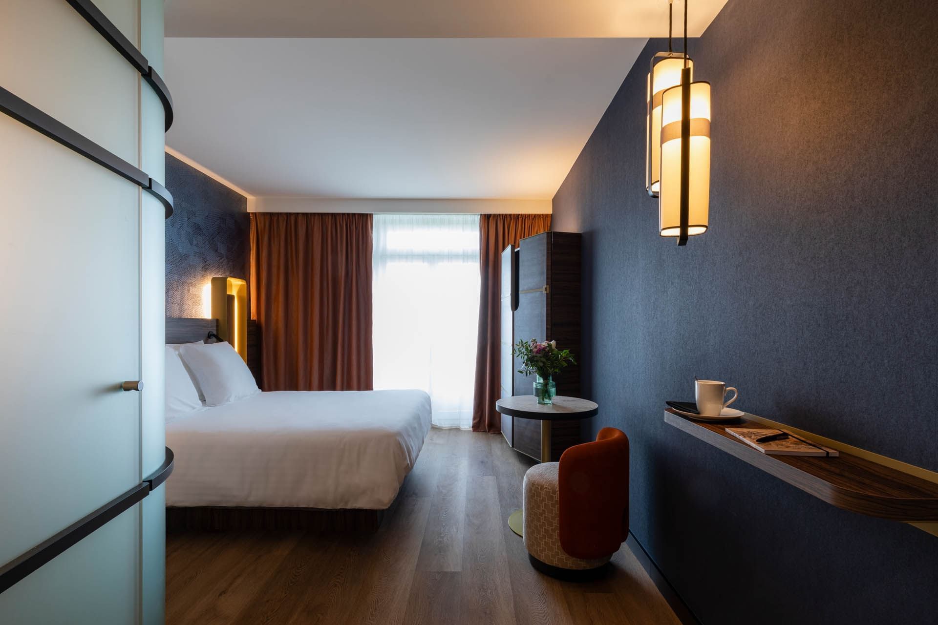 Lit king-size et bureau dans une chambre à Oceania Le Conti Brest