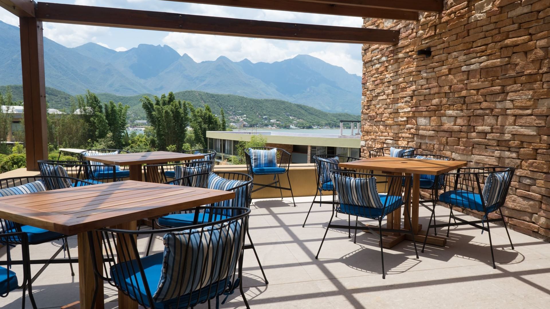 Exterior area with dining tables at Gamma Monterrey Rincó