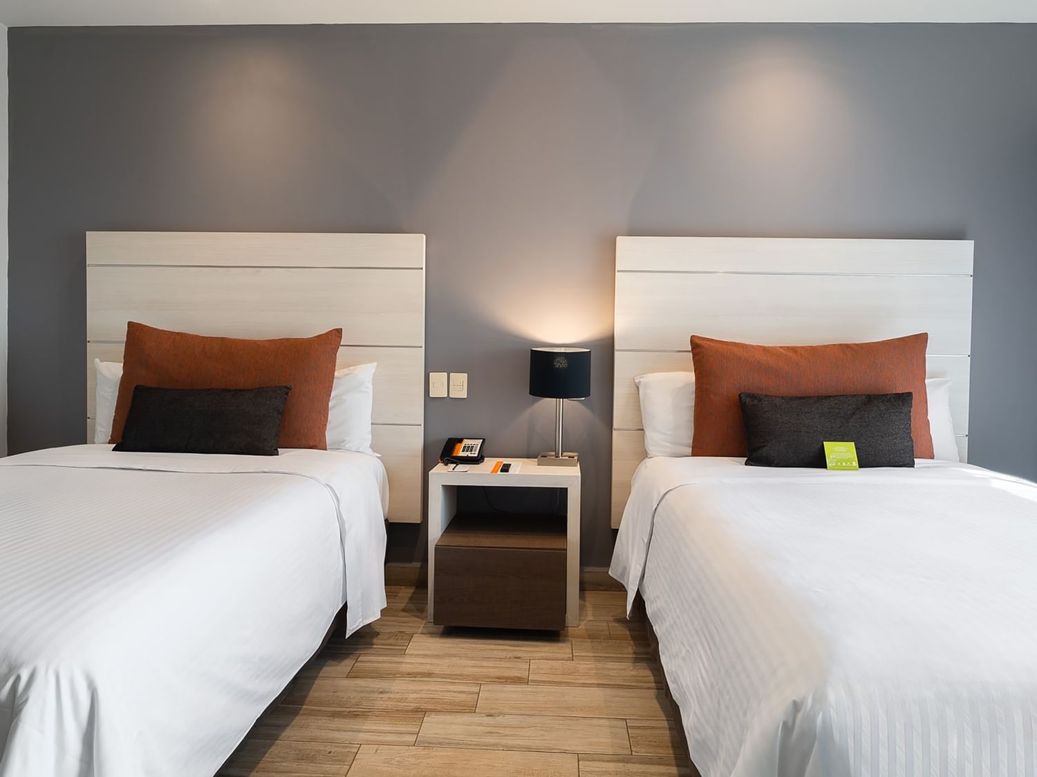 Dos camas dobles en habitación De Lujo con decoración moderna en Real Inn Perinorte Tlalnepantla.