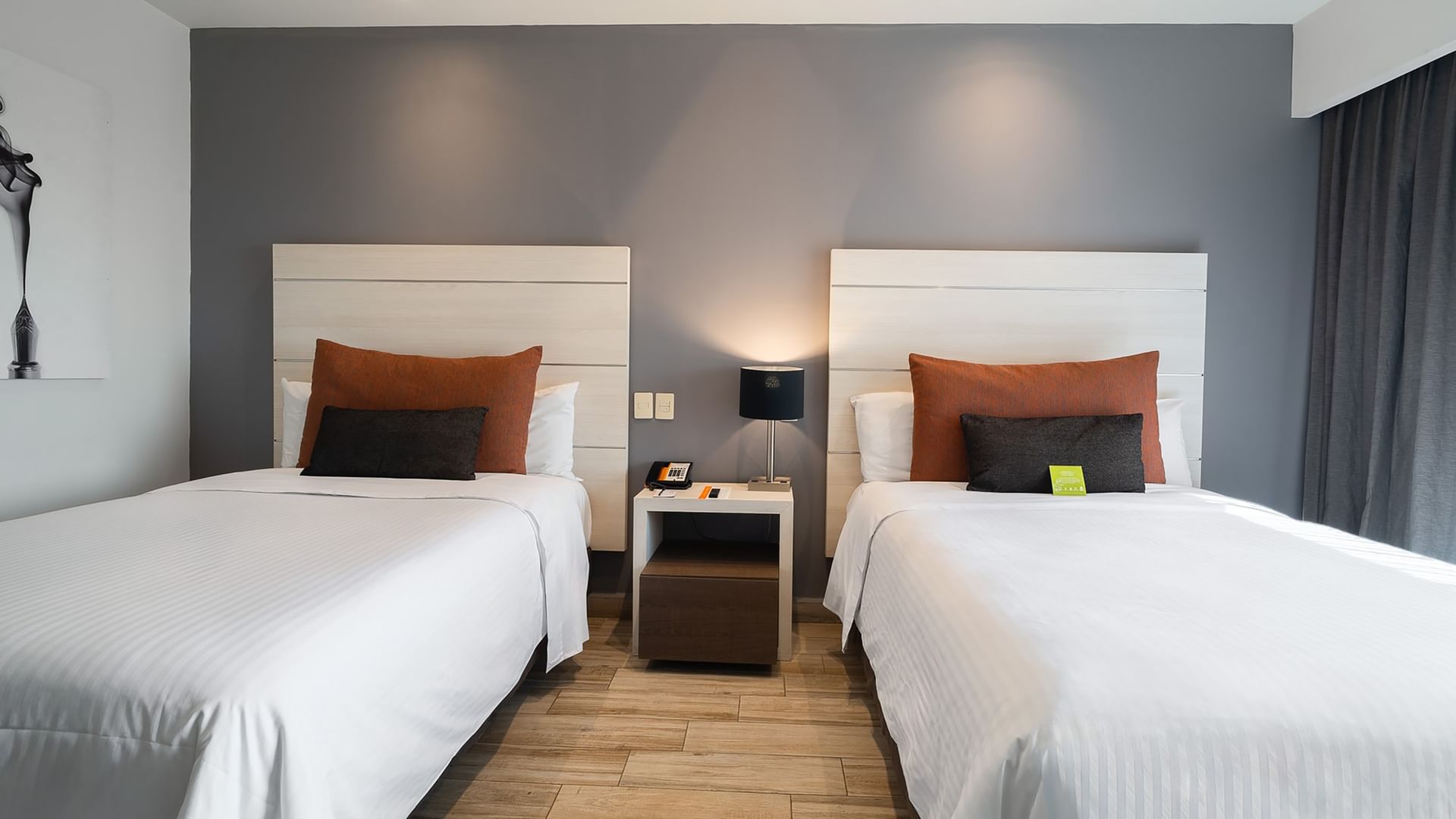 Dos camas dobles en habitación De Lujo con decoración moderna en Real Inn Perinorte Tlalnepantla.