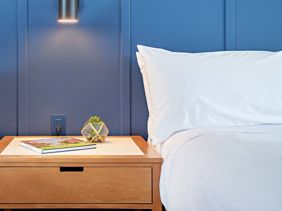 Bed & nightstand in Queen Room, Bardstown Motor Lodge