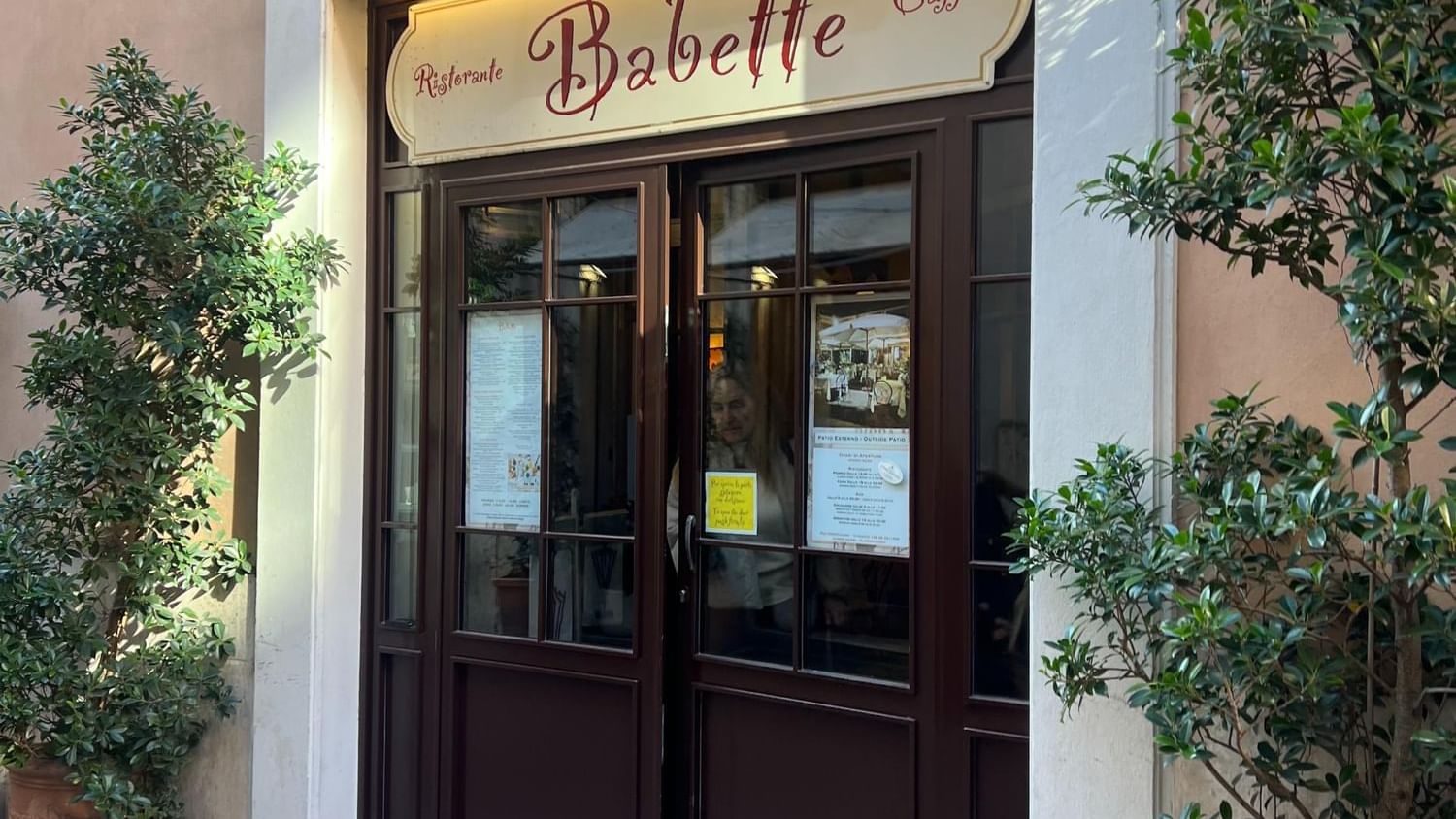 Entrance view of Babette restaurant near Rome Luxury Suites