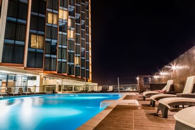 Vue de nuit de la piscine de Azalaï hôtel Abidjan