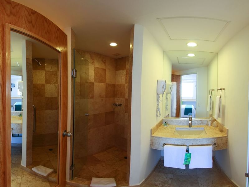 Interior del baño de la Habitación Doble Superior de One Hotels