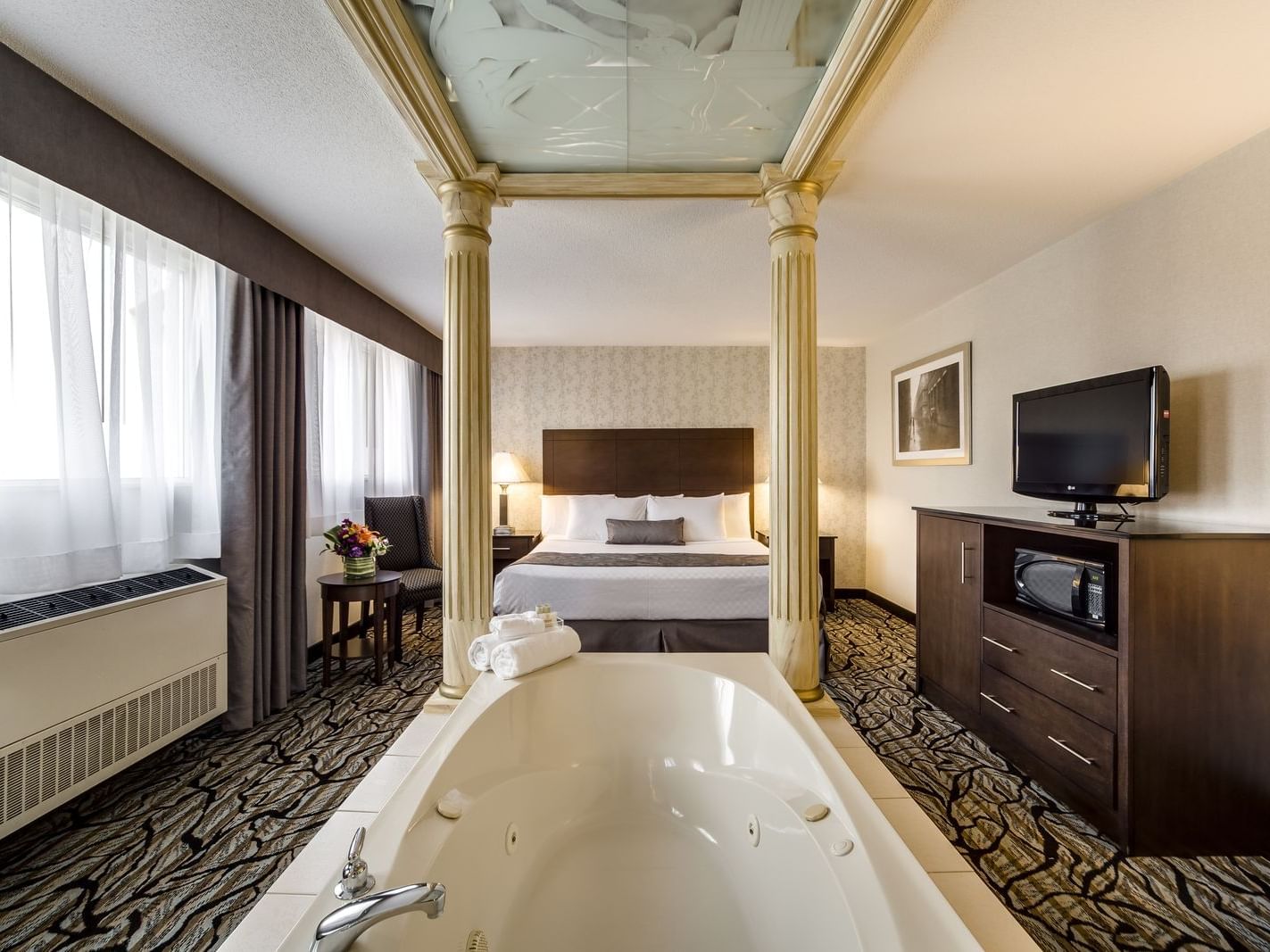 Queen Jacuzzi Suite - Monte Carlo Inns Oakville Suites