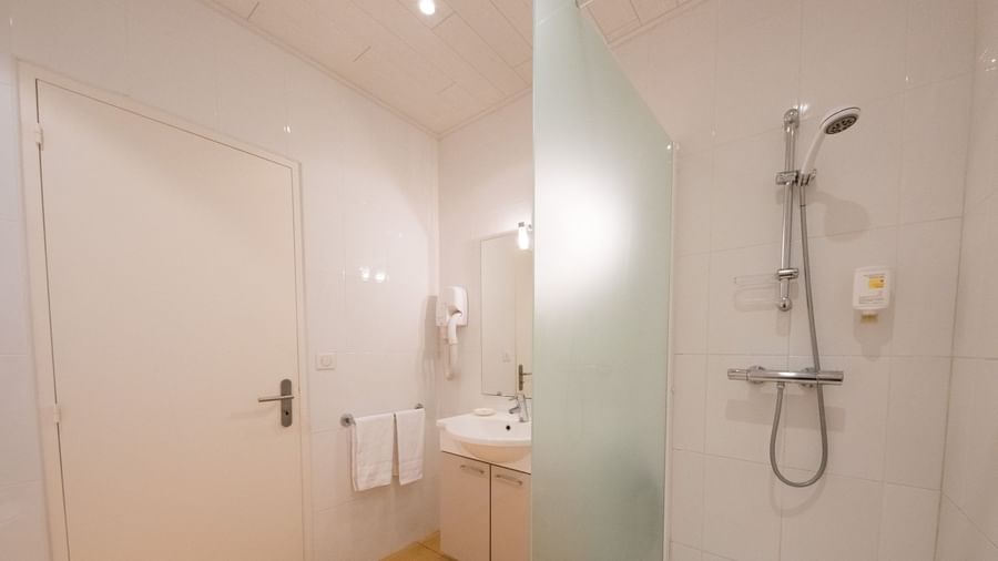 Bathroom in Gewurztraminer at The Originals Hotels