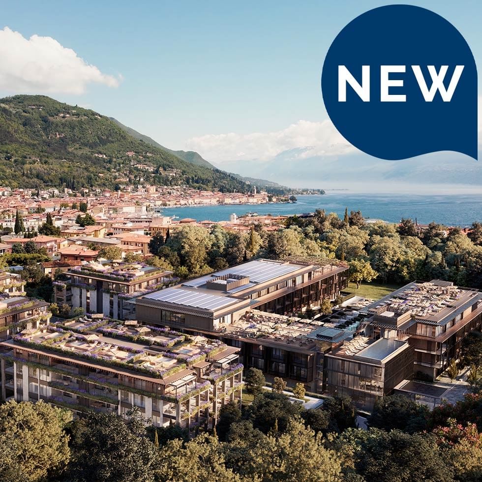 Luftaufnahme des Falkensteiner Resort Lake Garda mit Meer und umliegender Landschaft.