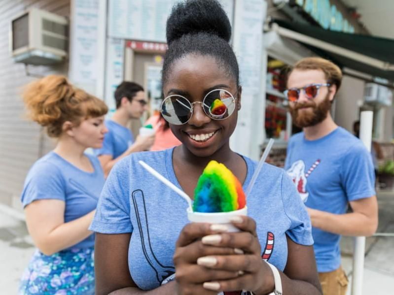 4 people holding snow cones at a shop near La Galerie Hotel