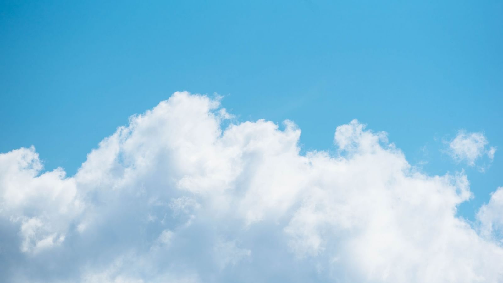 The blue sky & clouds at Legacy Vacation Resorts