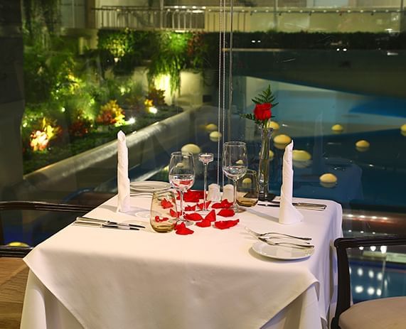 Mesa arreglada para dos en el Restaurante Oceanus del Hotel Delfines
