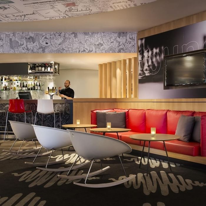 Restaurants with dining tables at Ibis Sydney Airport 