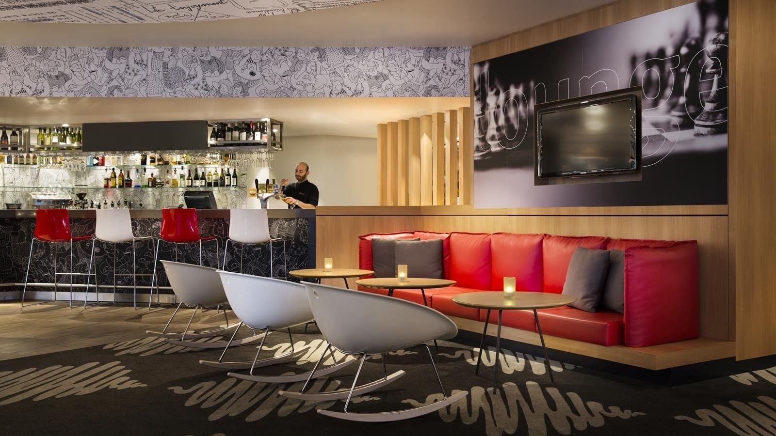 Restaurants with dining tables at Ibis Sydney Airport 