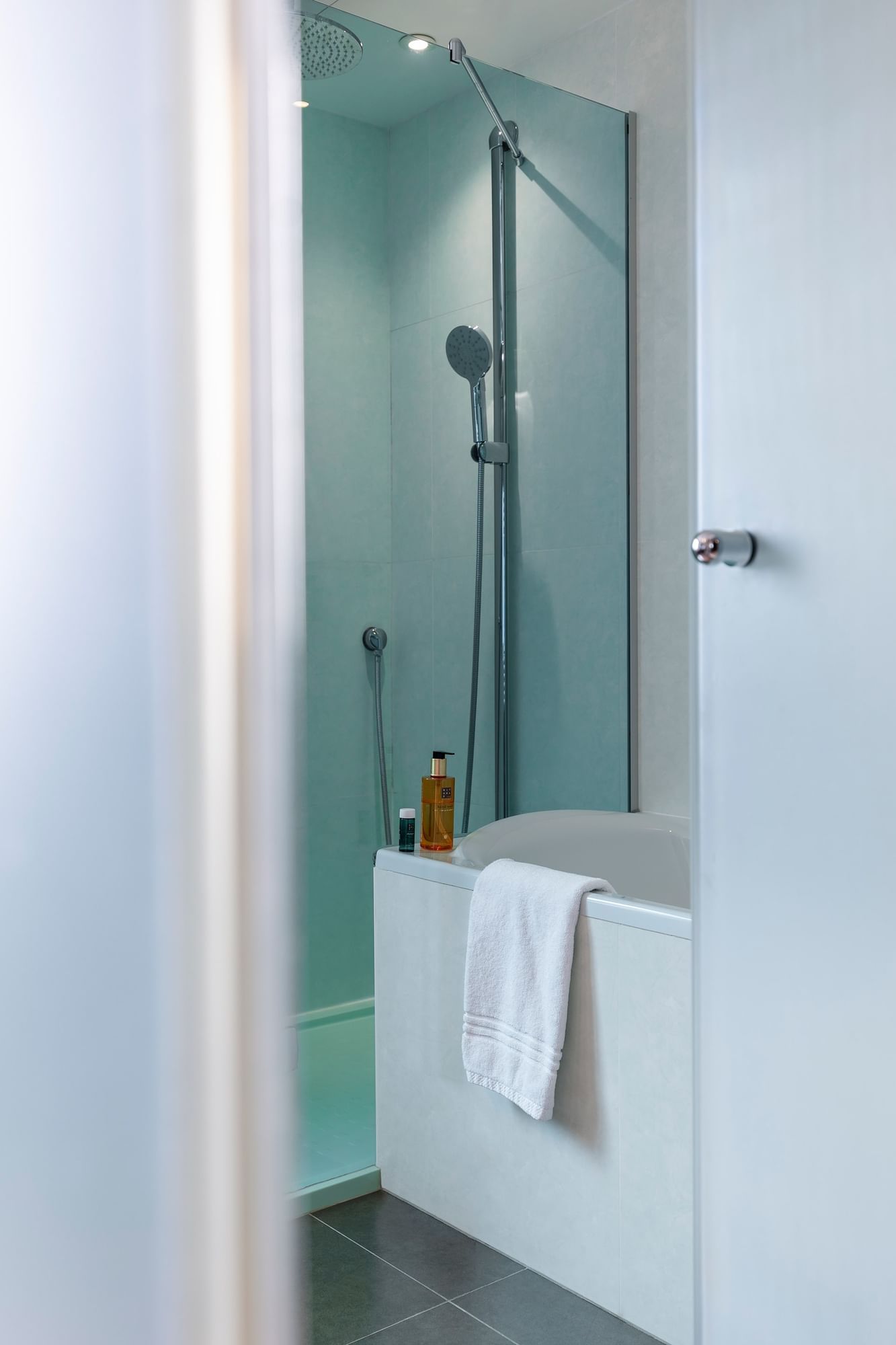 Gros plan sur la zone de douche dans une chambre confort à l'Oceania Brest Centre