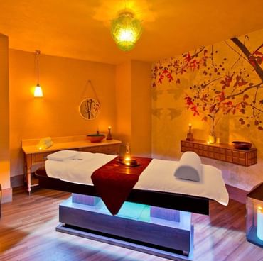 Привилегия Spa Suite в BeFine Spa Club отеля Titanic Deluxe Lara, массажная кровать и художественные акценты.