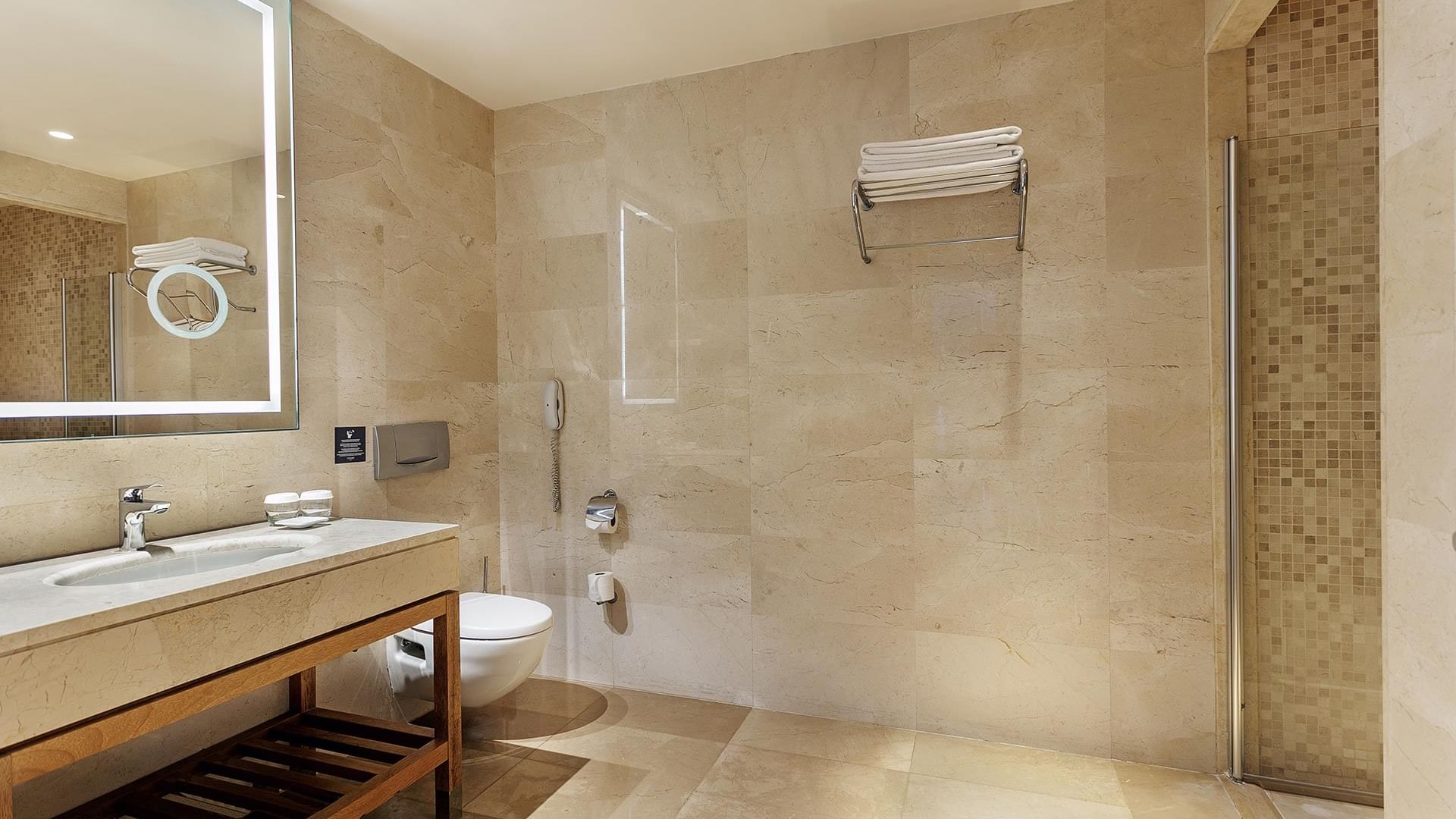 Роскошная ванная комната в Titanic Deluxe Lara – Admiral Suite с двумя раковинами, душевой кабиной, зеркалом и полотенцами.