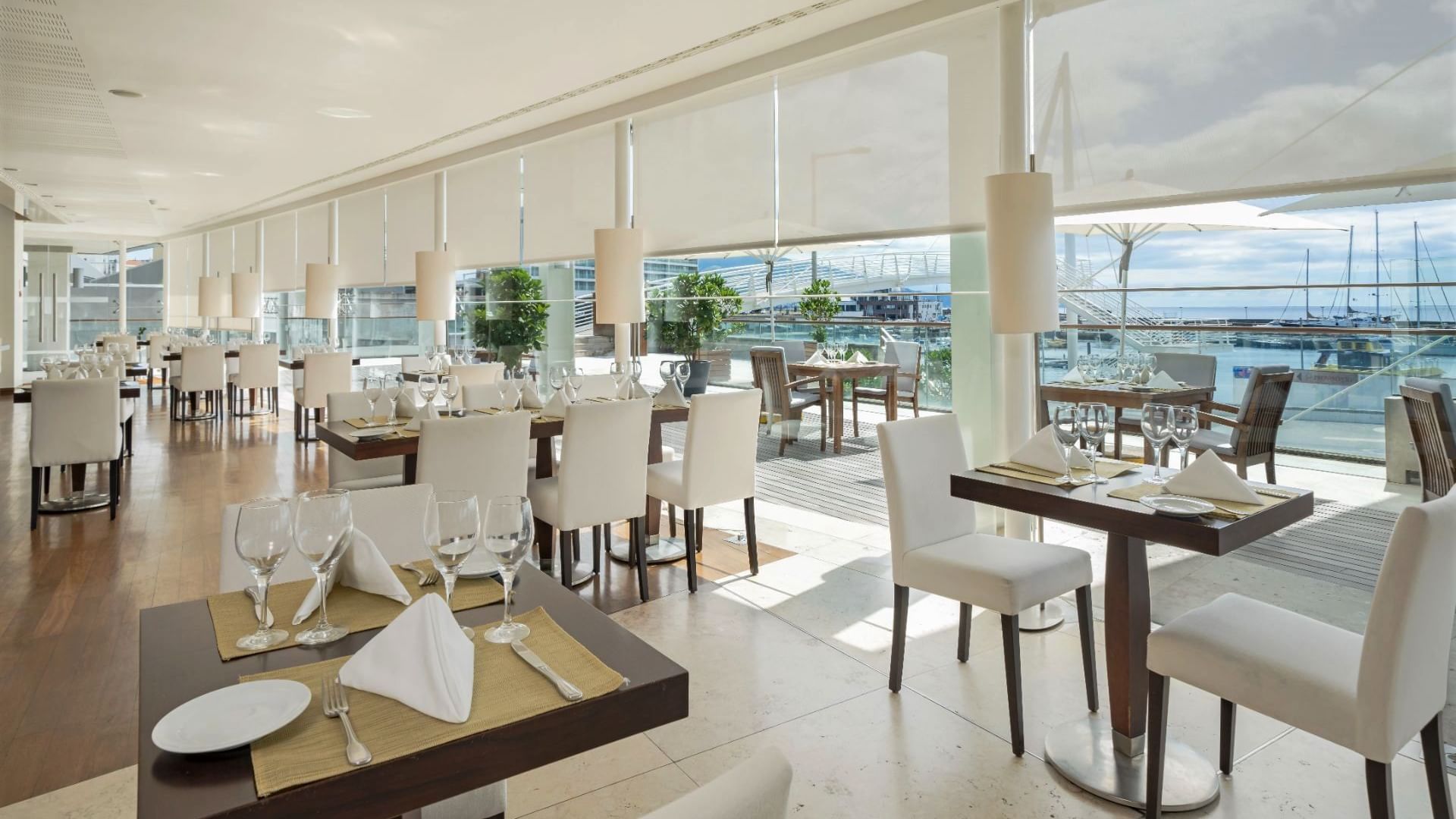 Dining area arranged in Escuna Restaurant overlooking the sea at Hotel Marina Atlântico