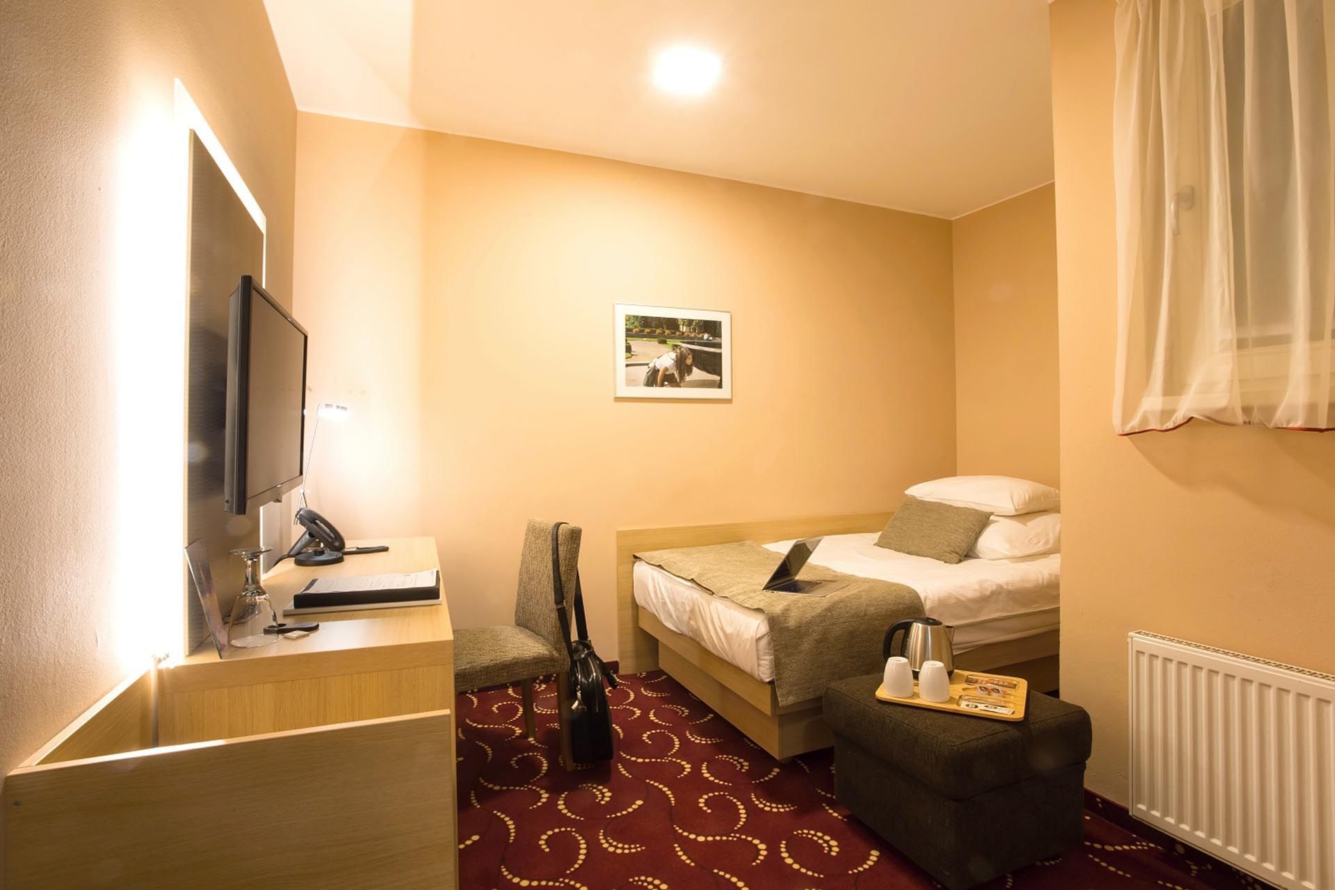 Single Economy Room with one bed at Hotel Amarilis