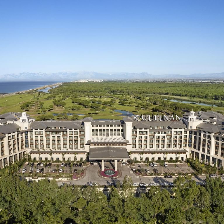 Аэрофото сверху отеля Cullinan Belek с полем для гольфа в Анталии.
