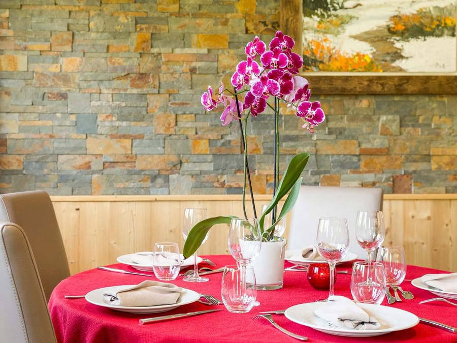 Closeup of an arranged dining table at Chalet hotel le beauso.