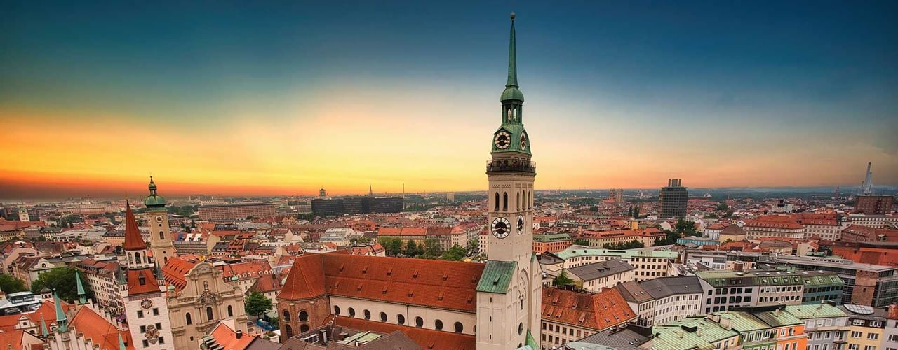 Luftaufnahme der Stadt in der Nähe der Flemings Hotels