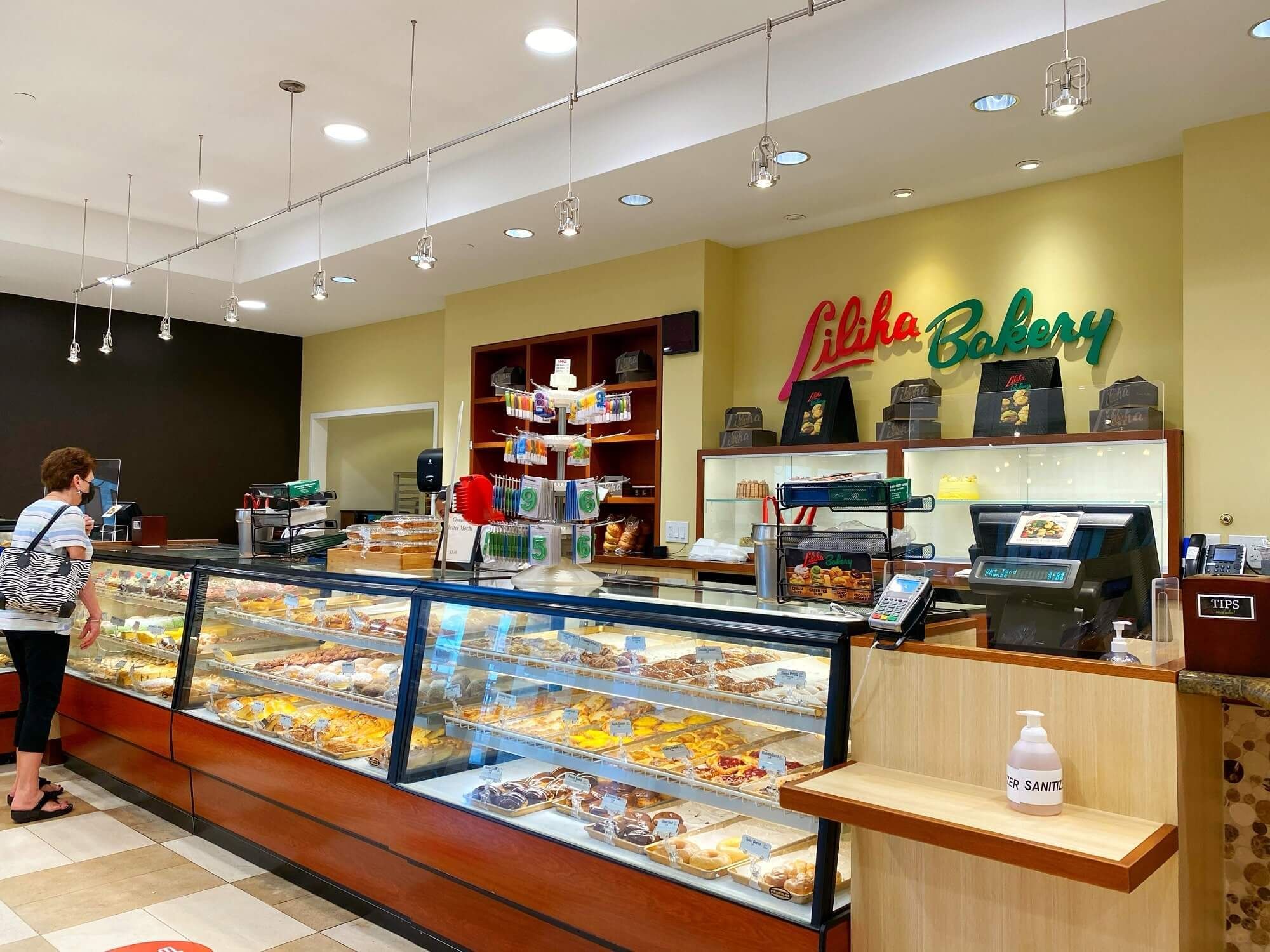 Sweets & pastries displayed in Liliha Bakery near Waikiki Resort Hotel