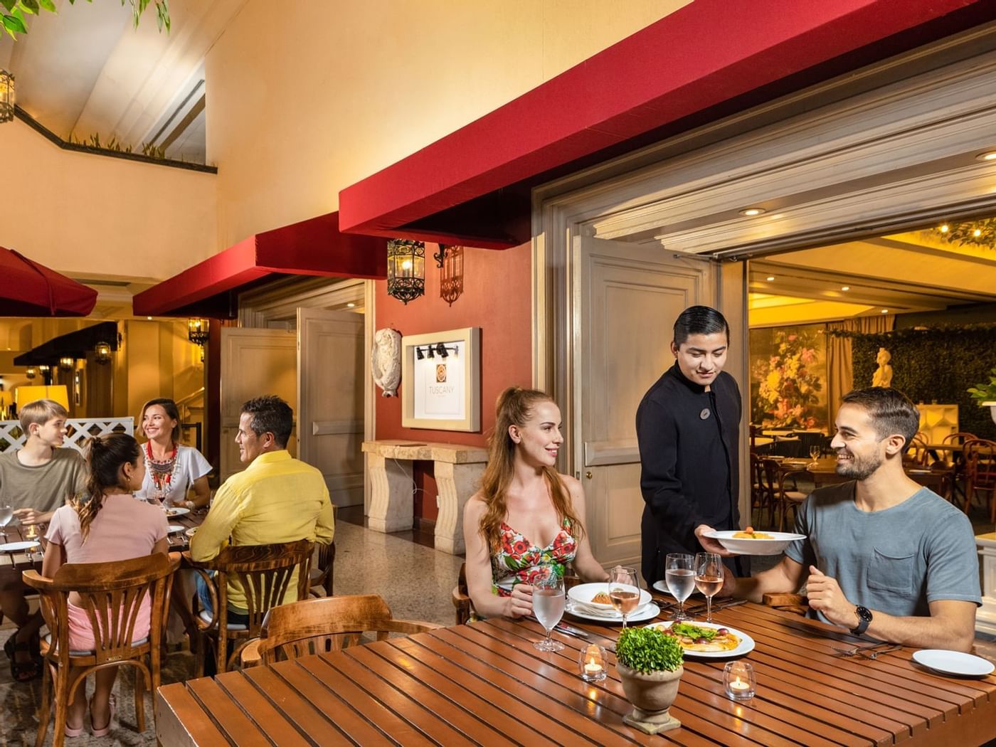Gente cenando en Tuscany Trattoria en Grand Fiesta Americana