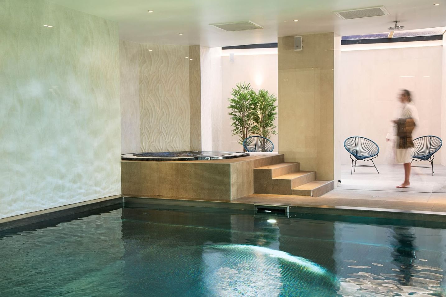 Un espace piscine intérieure et jacuzzi aux Hôtels Oceania