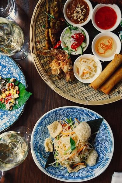 Plats asiatiques variés présentés sur une table en bois à Warwick Le Crystal Montreal