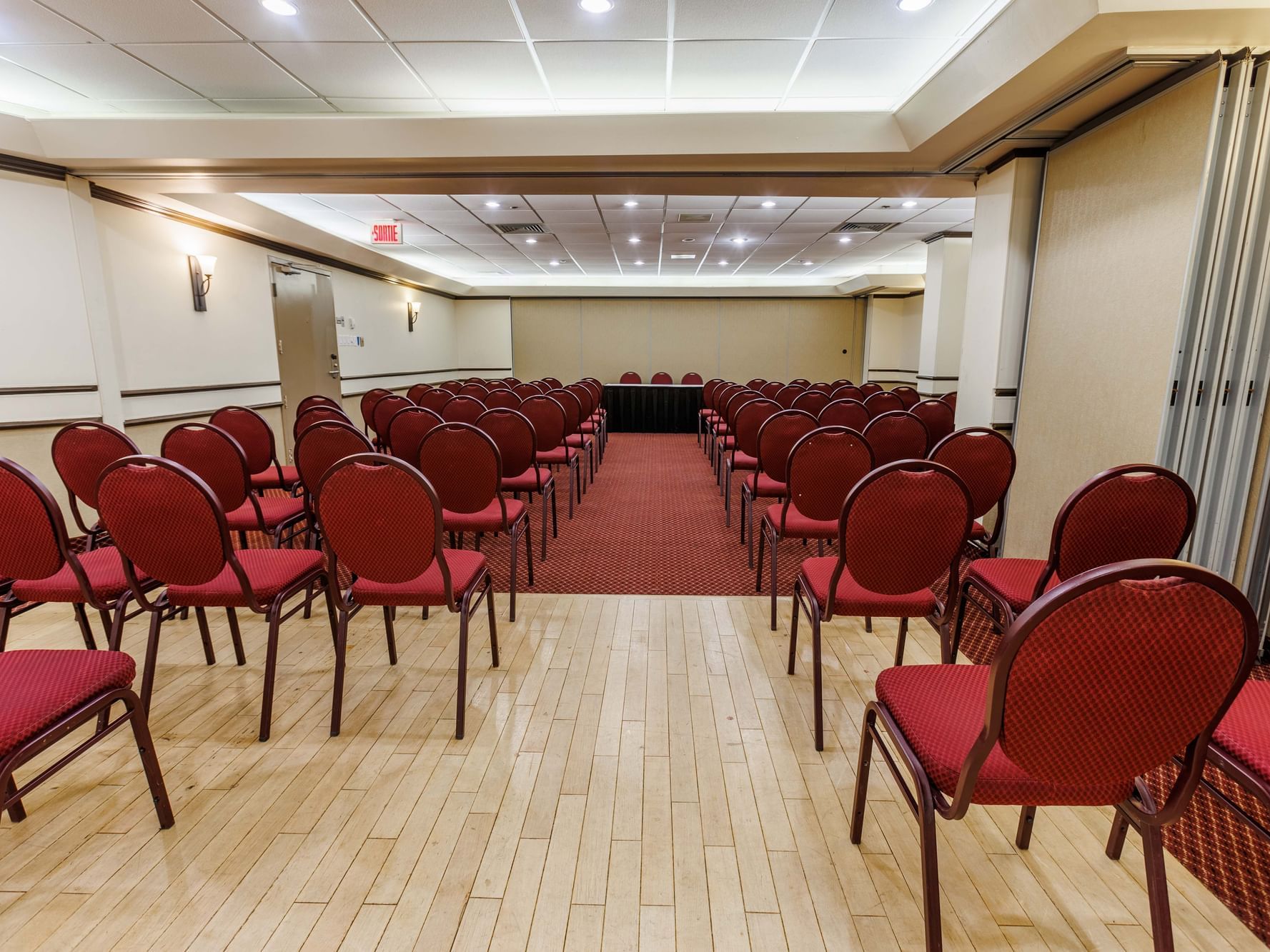 Theater set-up in Neilson and Duplessis at Travelodge Hotel & Convention Center Québec City