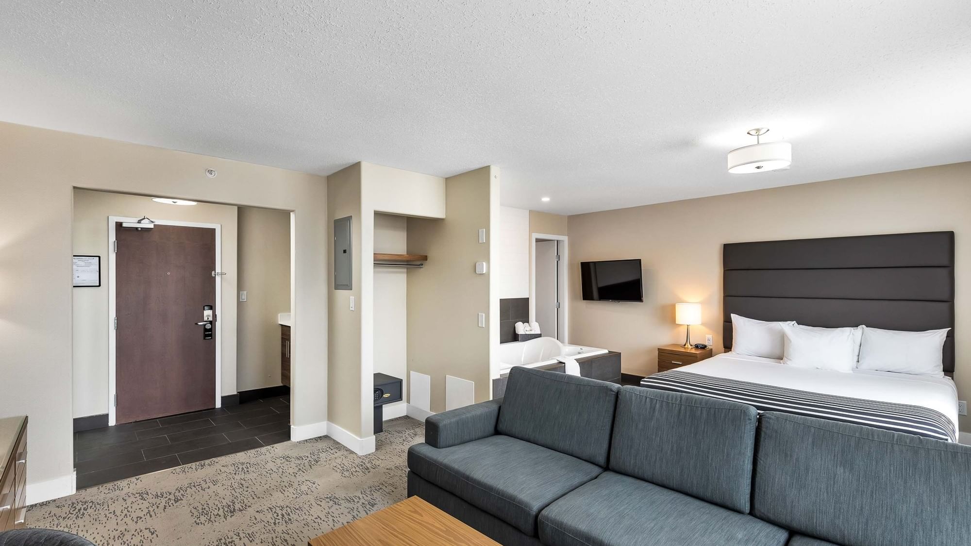 Jacuzzi Suite, 1 King Bed, Sofa Bed, Sandman Grande