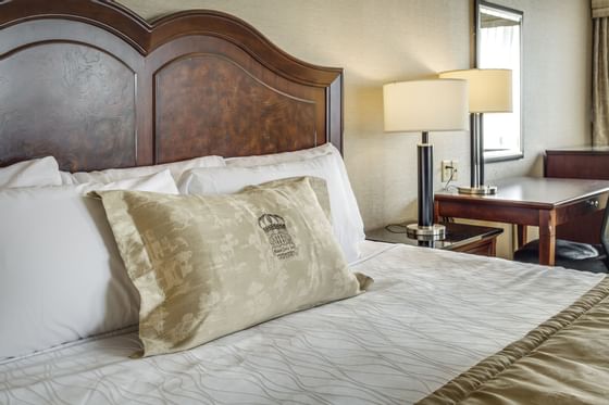 King Bed - Monte Carlo Inns - Downtown Markham