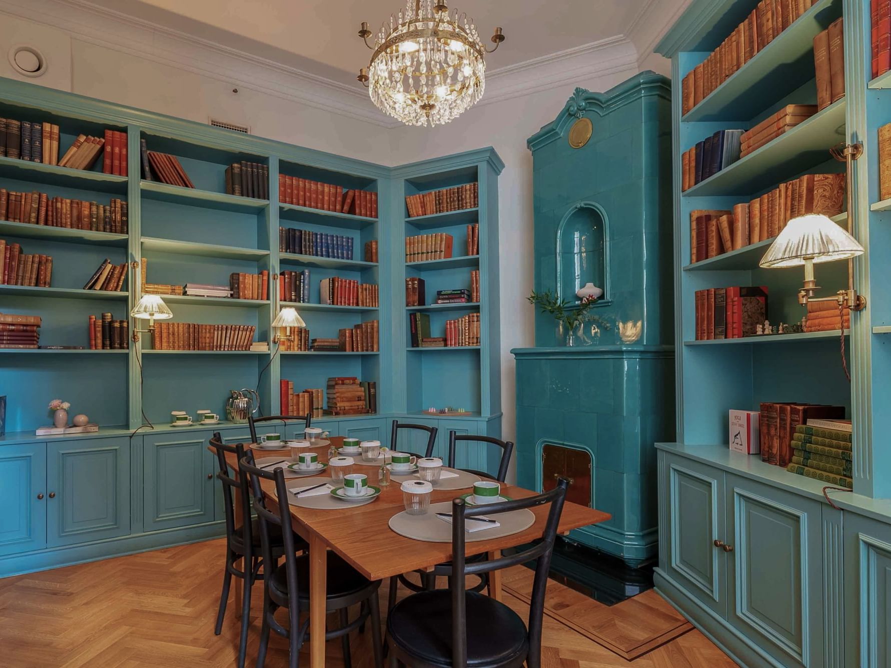 Meeting room featuring blue bookcases and a table in La Bibliothèque at The Sparrow Hotel