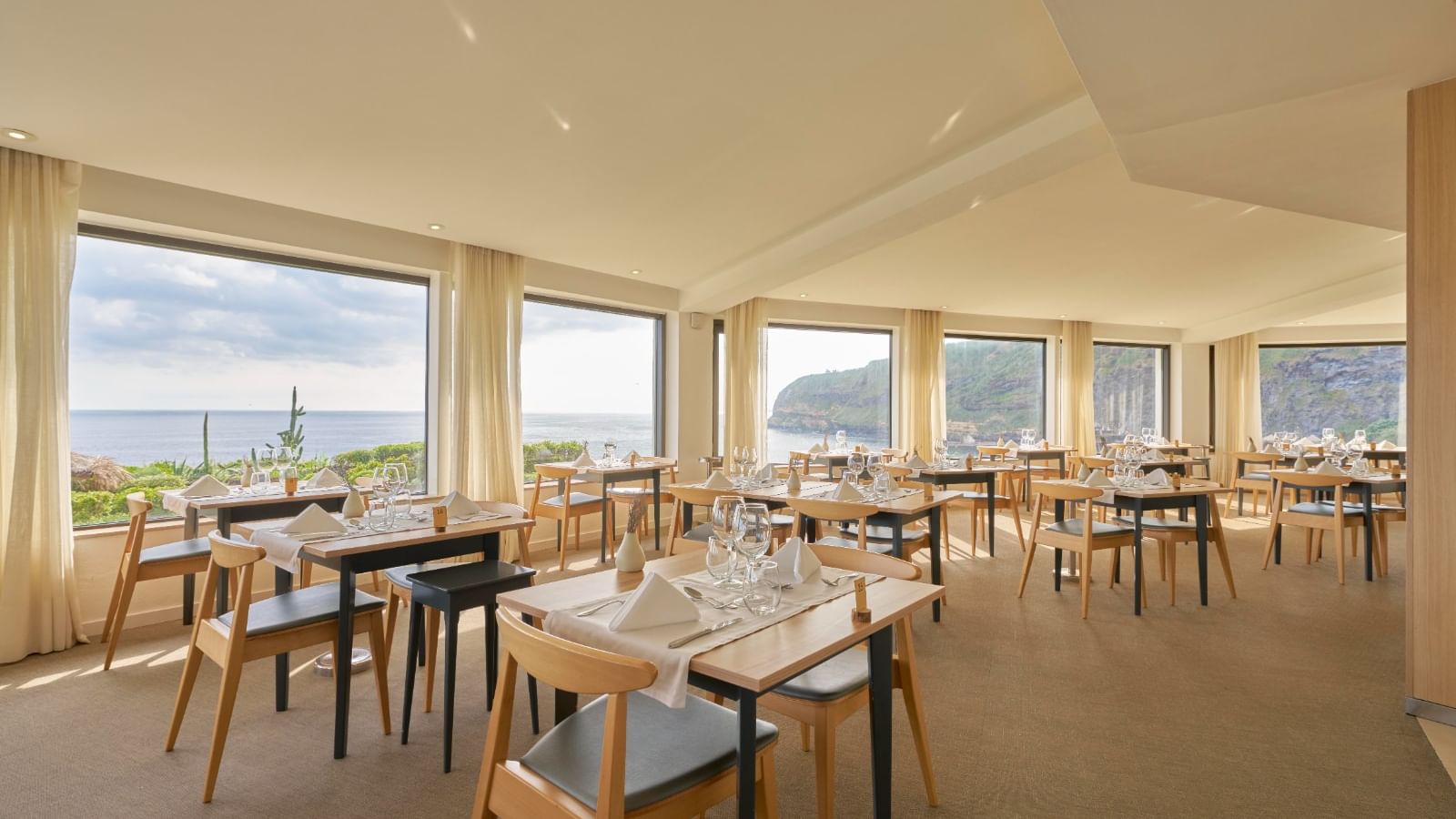 Dining area with the ocean view in Restaurante Barrocas do Mar at Bensaude Hotels
