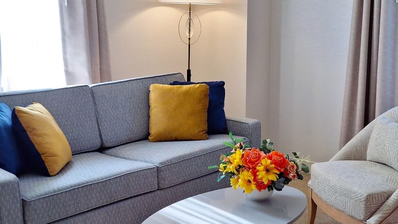 The living area of Executive Two Queen Room at Warwick Allerton - Chicago