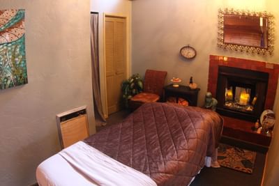 Spa bed with decor