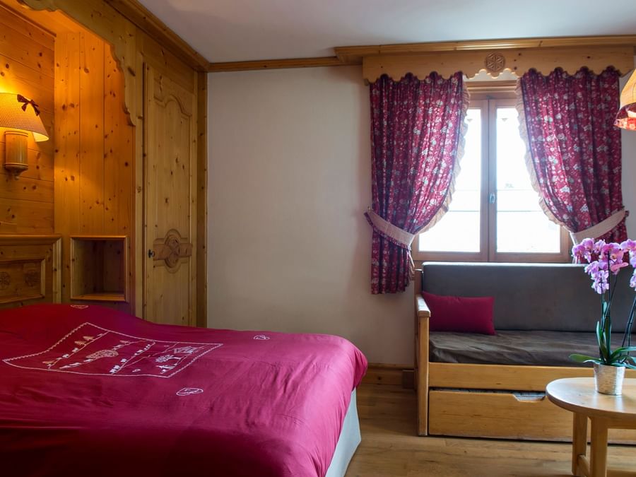 Interior of the Double bedroom at Chalet-Hotel Neige et Roc