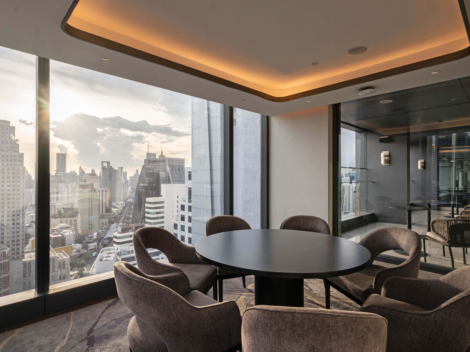 Carlton Club Lounge |Carlton Hotel Bangkok Sukhumvit